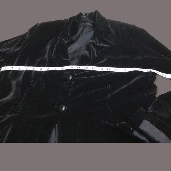 Black Silk velvet blazer by Nu. Dressy but unstructured. Estimated size L - Picture 3 of 6